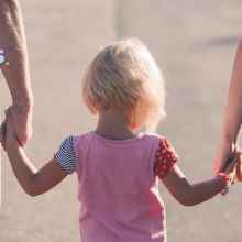 ¿Tiene que tratarse toda la familia cuando hay piojos? ¿Debe ir al cole el pequeño?